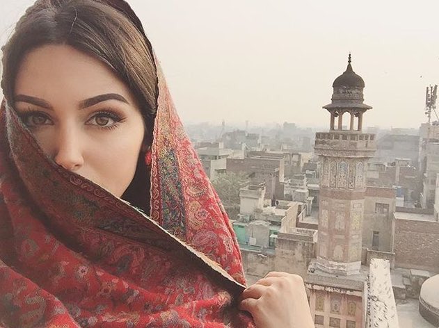 DiscovrPakistan's tweet photo. التصوير امام معالم لاهور  💗 https://t.co/GotzRIlnu3
