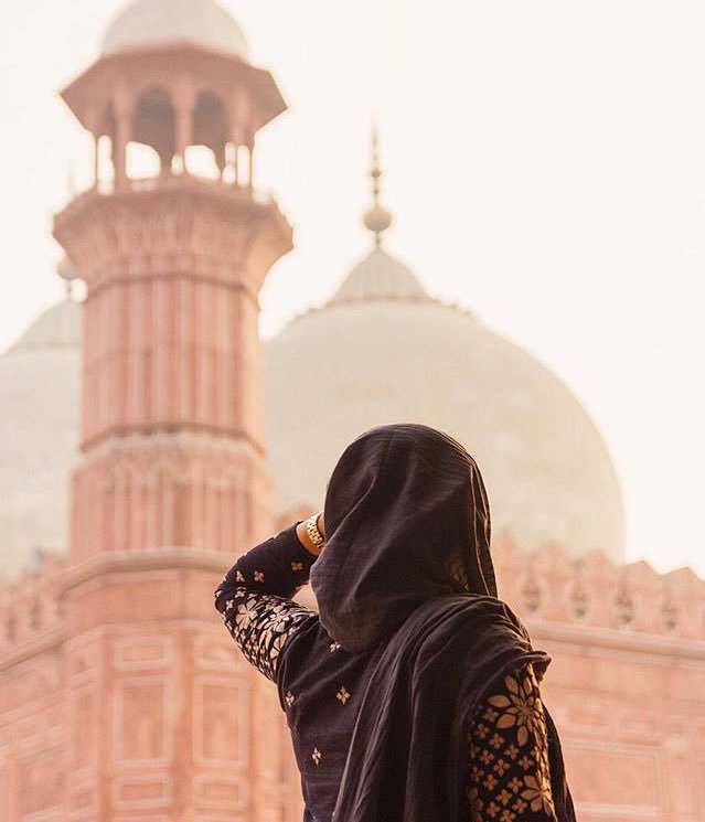 DiscovrPakistan's tweet photo. التصوير امام معالم لاهور  💗 https://t.co/GotzRIlnu3
