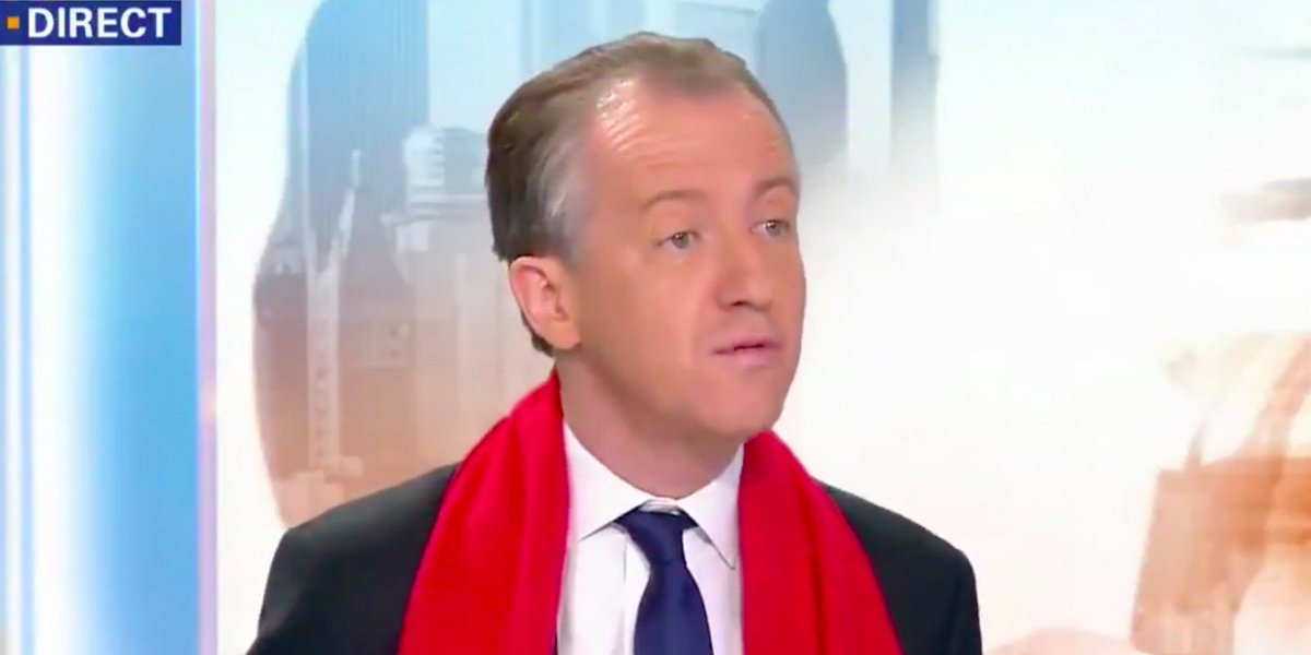 cyril_bryo's tweet photo. Christophe Barbier, en costume avec une écharpe, le 2 août 2018 en pleine #canicule2018... 
Voilà, voilà... https://t.co/sFgRyArCU1