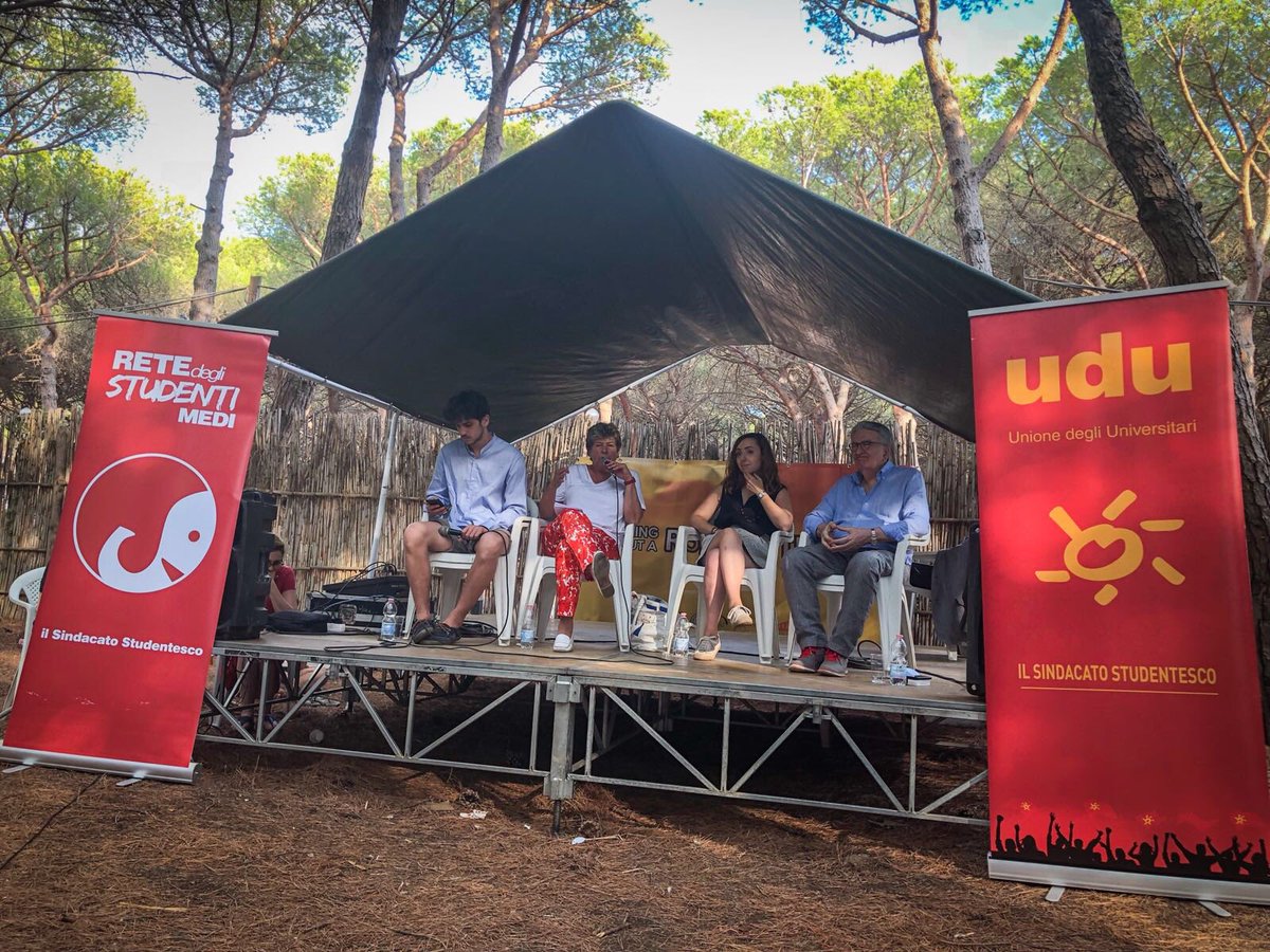 cgilnazionale's tweet photo. Il segretario generale #Cgil SusannaCamusso stasera è al #revolutioncamp di @udu e @Rete_Studenti per un confronto con il prof. Gianftanco Pasquino.
Cos’è il #revolutioncamp ?
Leggi qui 👉 https://t.co/z7x9IXrUVy https://t.co/PWw17bHpow