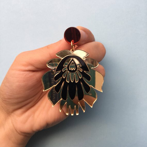 homebykirsty's tweet photo. Today was going so well, I finished prepping the sale, had seen some lovely friendly face. Then some absolute scum came + stole over £200 of my beautiful jewellery from the shop. I can not tell you how sad + angry I am. Please share + help me get the jewellery back! #cardiff https://t.co/HMeQwNUqcE
