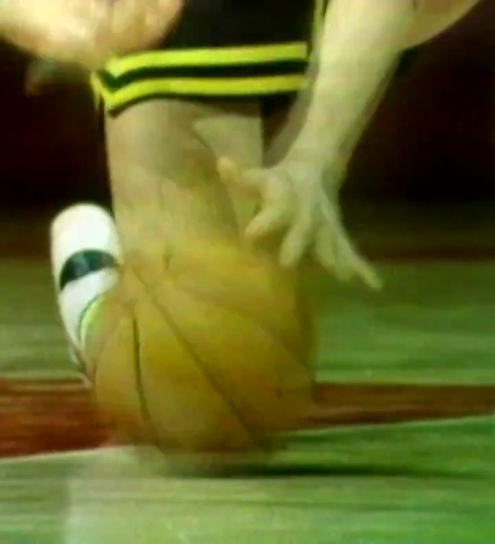 Speaking of Pistol Pete...  #NBAHandlesWeek | #tbt https://t.co/gq53OgLkZU
