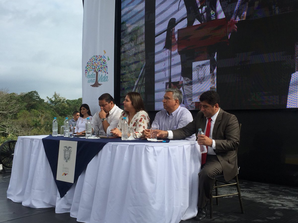 Secob_Z6's tweet photo. Presente en la invitación de la inauguración de sistemas de agua potable de Jama y Pedernales,  junto a @marialevicuna #AguaParaTodos @Lenin @Presidencia_Ec https://t.co/Rx4AEXyBAM