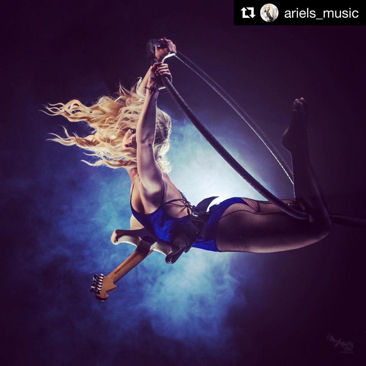 SlingerStraps's tweet photo. Tune into The Gong Show on @ABC7 tonight at 8pm to see @ariels_music performing guitar riffs upside down using our #Slinger Hip Strap 🎸
.
Free your shoulders and perform pain free using the Slinger #HipStrap 🤟🏼
.
#slingerstraps #bassplayer #bass #guitar #music #performance https://t.co/NjsNh1zz90