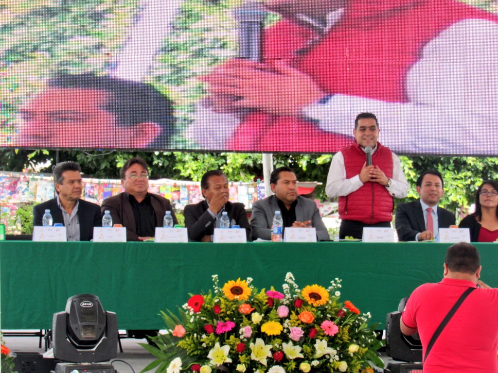 Olaff111's tweet photo. Reconozco la labor del Presidente @RaulMenesesRo para llevar por primera vez la #FLIJH en Progreso de Obregón. Se refleja su  compromiso en favor del desarrollo de la política cultural del Gobernador @omarfayad en beneficio de las familias hidalguenses. https://t.co/OG6dVaynl2