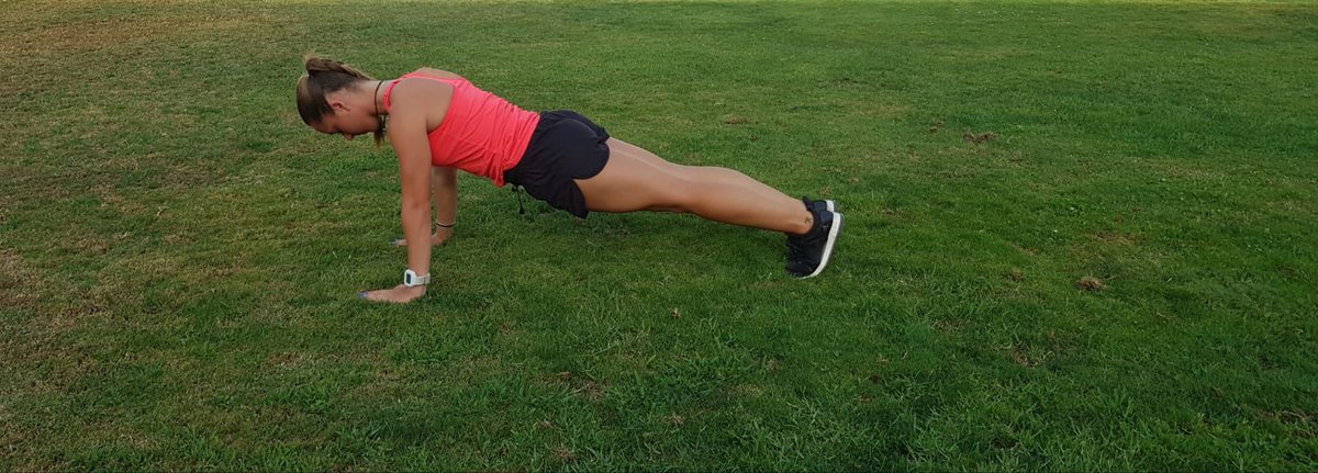 FITTrainer10's tweet image. Plancha 🔺️Fortalece; espalda, brazos, abdominales, pectorales. ✔ excelente para la estabilización corporal 👍debe haber una sola línea de la cabeza a los pies. Escápulas estabilizadas, muñecas bajo los hombros, piernas juntas. 
#plancha
#control
#stabilitycore