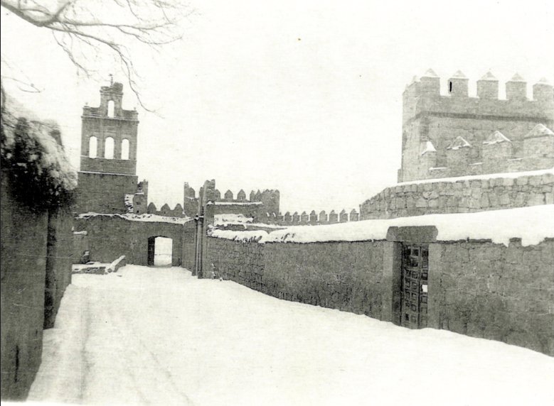 Hoy <a href="/serzisanz/">Serzi</a> nos 
Fotos color: <a href="/serzisanz/">Serzi</a> en b/n avilas.es
#PreguntaConHistoriaDeÁvila #Ávila