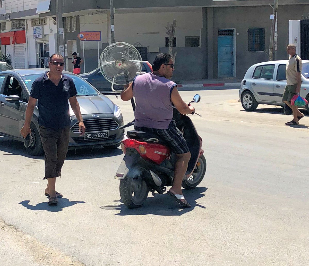 Si avez encore trop chaud sur votre scooter, les Tunisiens ont des solutions....