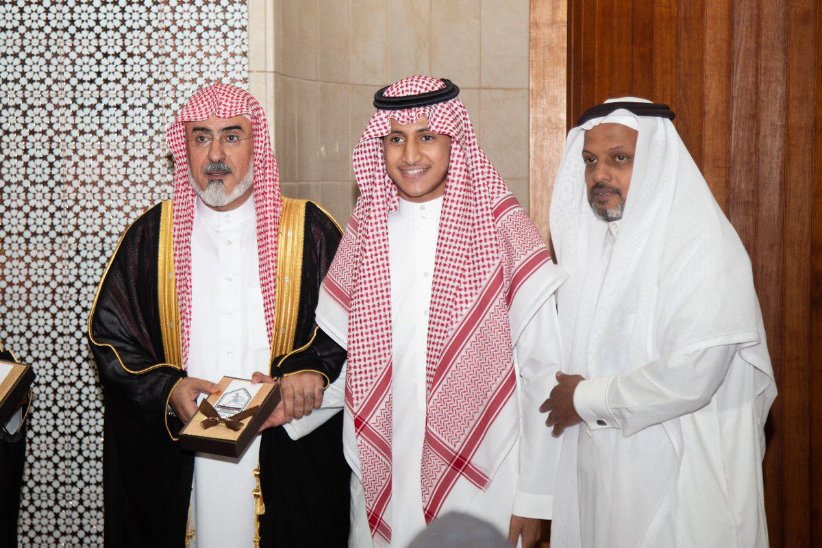 nadiimam's tweet photo. في يومه الأخير 
#النادي_الصيفي_بجامعة_الامام يكرم الفائزين في المراكز الأولى لمسابقة حفظ القرآن الكريم والحديث الشريف بحضور معالي الدكتور سليمان أبا الخيل مدير الجامعة المشرف العام على النوادي الصيفية وعميد شؤون الطلاب د.خالد العبدان وأمين عام النادي فهد الفهيد https://t.co/EcOJtYUhSs