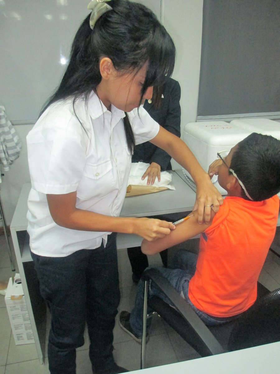 EscuelaFiscalMP's tweet photo. #ENFMP
#2Agosto | Empleados de la @EscuelaFiscalMP y familiares participan #ahora en Jornada de Salud Integral organizada por el Distrito Sanitario N° 3 de San Martín, con el objetivo de prevenir y detectar enfermedades. 💉
#Galeria 📸 https://t.co/dKUBti3Hfu