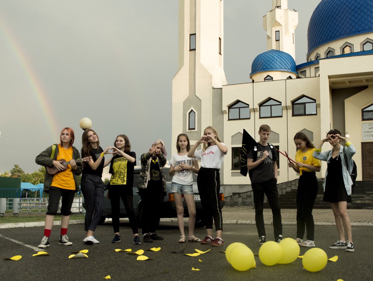 bookfortop's tweet photo. Maykop, Russia🇷🇺 
||-//
@twentyonepilots @joshuadun @tylerrjoseph @BradHeaton @JennaaJJosephh 
@sweetjumper3 @DunLaura @zackjoseph @tatumchloe @ashleyapplepie @chrizjoseph @JayDrummerBoy @JordanCDun
@RUSClique 
#clique #twentyonepilots https://t.co/qoAuUJgmRu