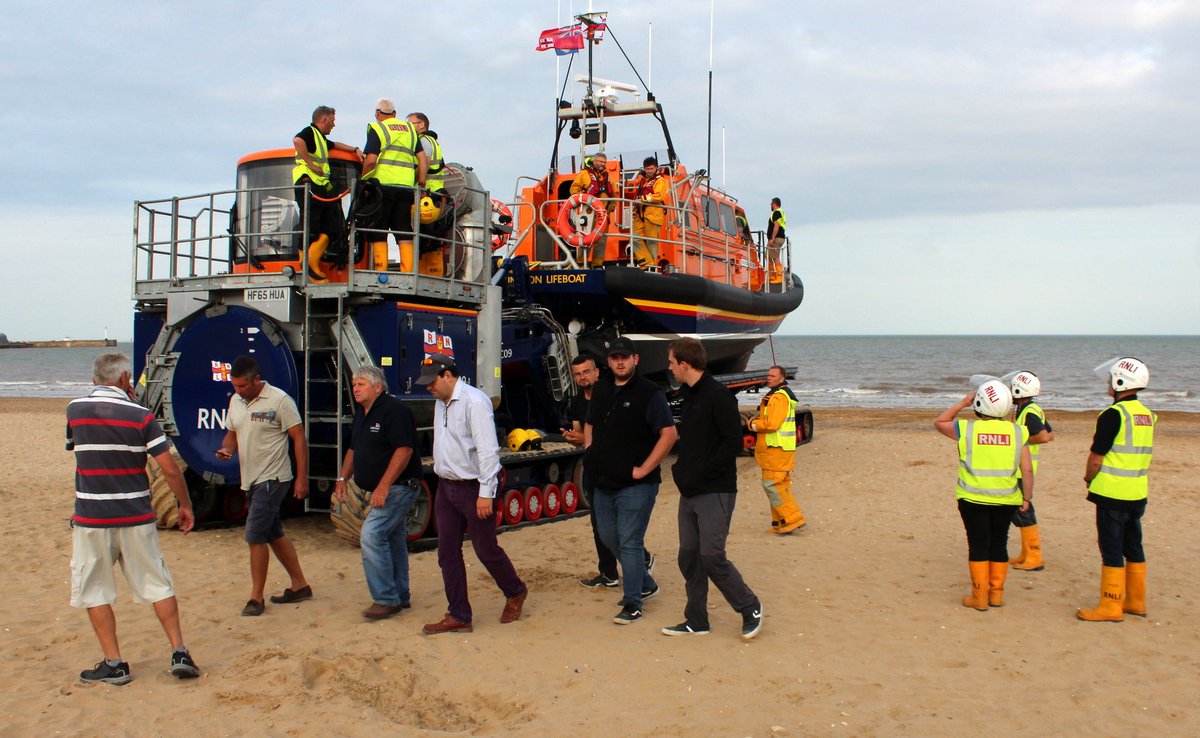 AndyBrompton's tweet photo. @RNLI crews got together for a briefing on Wednesday evening in preparation for a combined exercise. @BridlingtonRNLI and @FlamboroughRNLI lifeboat crews have combined on a number of rescue calls and have joined in sea safety exercises with local yachtsmen.
#TrainOneSaveMany. https://t.co/IJnAjEo84W