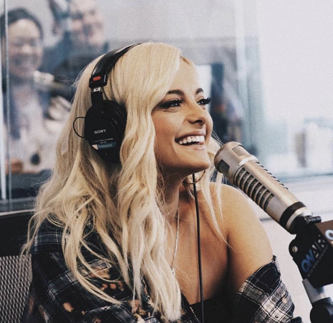 Bebe Rexha Twitterissa Woah A Pic Of Me Smiling And I Like It