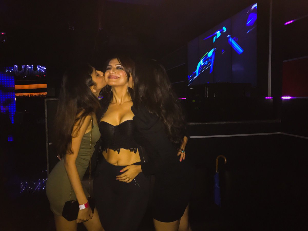 aartiinaagpal's tweet photo. #musiclaunch of my #sisterβs #song #Kyahuaterawada #tom on #youtube my #bachhas & me @mistry_vedant #Priyanshi & #vidhika PROUD MOTHER ππ https://t.co/nj4FhSL3Nv