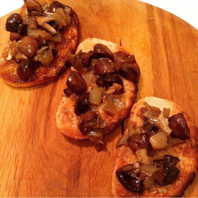 KitchenSprout's tweet photo. #ThirstyThursday #LongWeekendVibes😎 #Friends #DrinkWine #SpicyOlives #Charcuterie #AntipastoBoard #HappyHour #HomeChef #GoodEats #GoodTimes #Fresh #Foodie #Foodpics #Foodporn #ShopLocal #Proscitto #CheeseNCrackers #CheersFromToronto🧀🥖🍷🧀🥖🍷 https://t.co/IpDrFgyAHV