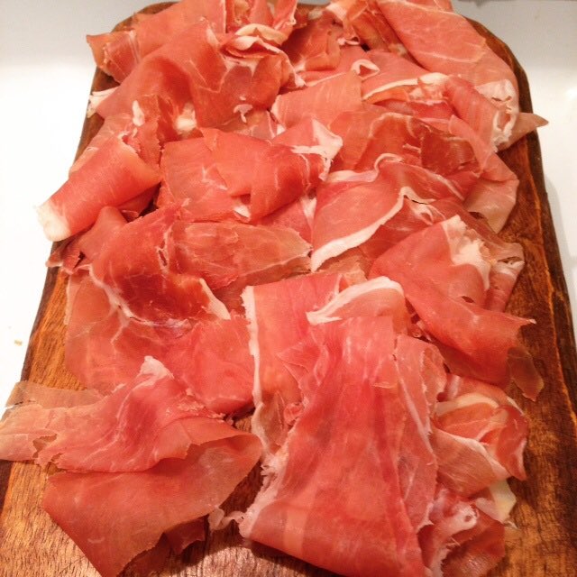 KitchenSprout's tweet photo. #ThirstyThursday #LongWeekendVibes😎 #Friends #DrinkWine #SpicyOlives #Charcuterie #AntipastoBoard #HappyHour #HomeChef #GoodEats #GoodTimes #Fresh #Foodie #Foodpics #Foodporn #ShopLocal #Proscitto #CheeseNCrackers #CheersFromToronto🧀🥖🍷🧀🥖🍷 https://t.co/4q6ny2LY1v