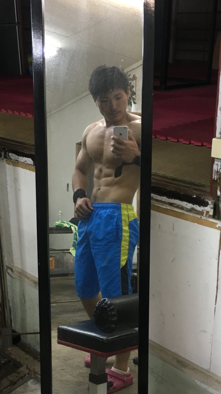 Kℹ この夏の減量結構頑張った もう太ったけどあと2 3kg落とせば 仕上がる事も分かったし いい経験できたわ 来年大会出て勝つよ ん バルクで更にでかくなる 背中イジメ倒すわ リツイート 172cm 75kg 鹿児島 22歳 男の子