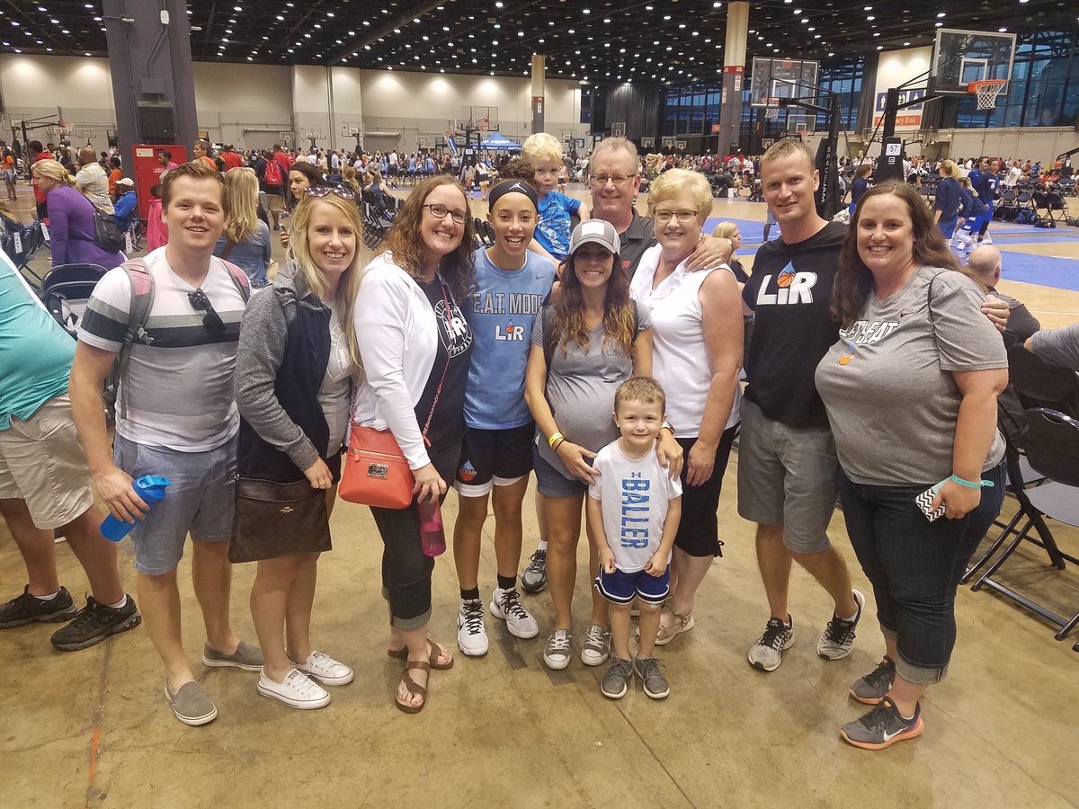 LauraJacobson21's tweet photo. #parksidepicturechallenge 💕Family💕 https://t.co/Y9Hw9z3Gk2