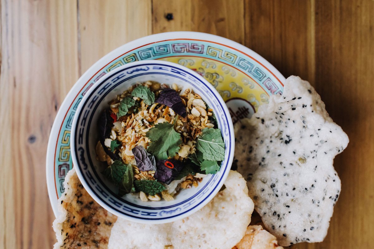 haihaimpls's tweet photo. Lemongrass Clams are a perfect summer snack we fell in love with in Vietnam (hen xuc banh da). Chopped clam salad with lemongrass, fish sauce, shallot oil, Thai chili, 5 herb mix, fried shallot, peanuts, served with sesame-shrimp rice crackers. Perfect with a cold Bia Saigon! 🍺 https://t.co/qeKWRgN6JK