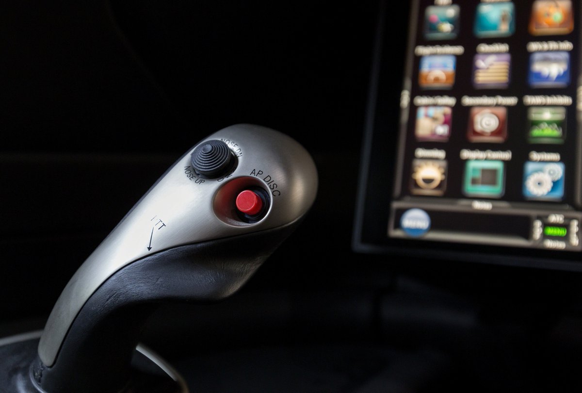GulfstreamAero's tweet photo. Experience active control sidesticks in the all-new #SymmetryFlightDeck. More space. More comfort. Same feedback as a traditional yoke. #DiscoverG500 https://t.co/NJn5iKB2aK