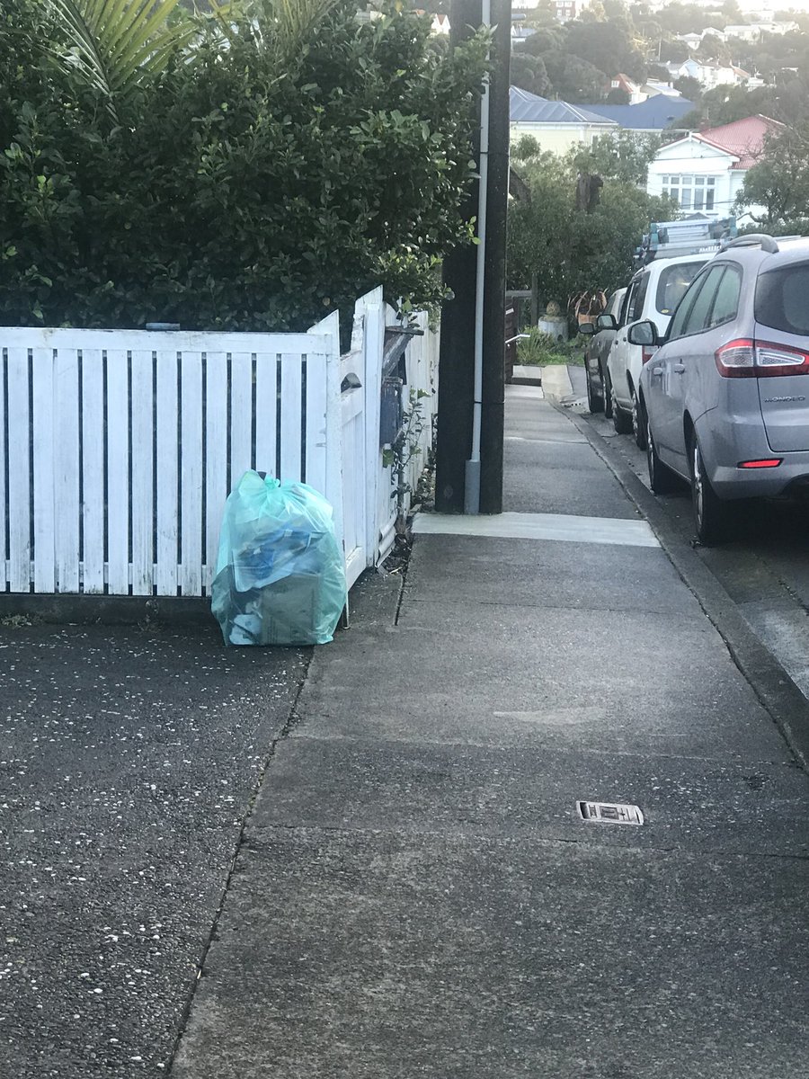 mkcg's tweet image. Favouritism in Drake Street. It’s not difficult to drop a bin off! @WgtnCC #notresolved #getkateherrecyclingbin