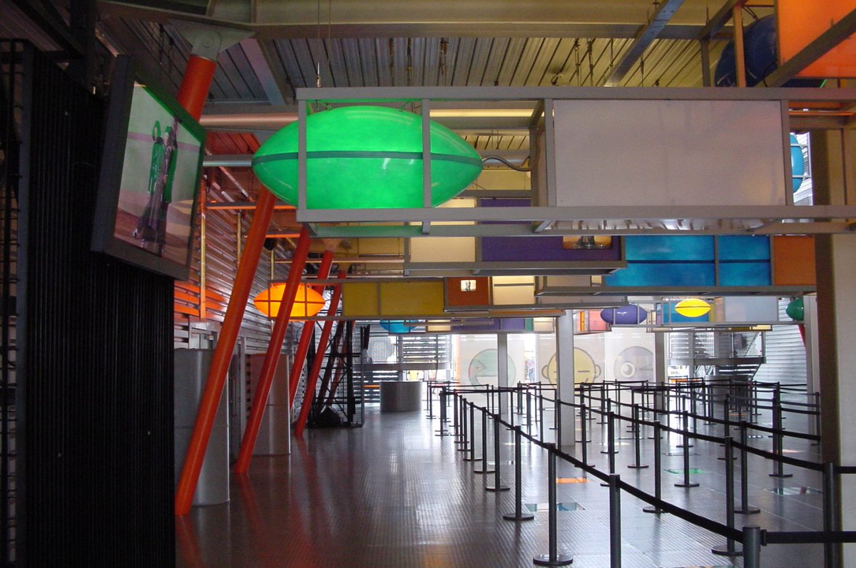 Then, there was Skyscape, a massive outdoor cinema + stage meant to serve as a venue. Despite housing the largest screen in London, it only ever showed a short film followup to 80's BBC comedy Blackadder.The queue here is VERY y2k/gen x - I particularly love the TV blobjects.