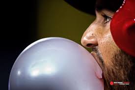 Eugenio Suarez: Bubble blowing skills gets attention of record holder