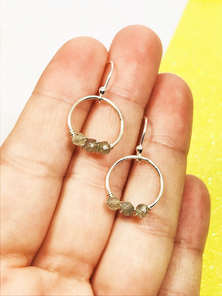 etsy.com/listing/619576… Light and airy, these labradorite earrings add just a touch of sparkle to your day. @Etsy #duckiedesigns #labradorite #labradoritebeads #labradoriteearrings #minimalistearrings #minimalist #minimalistjewelry