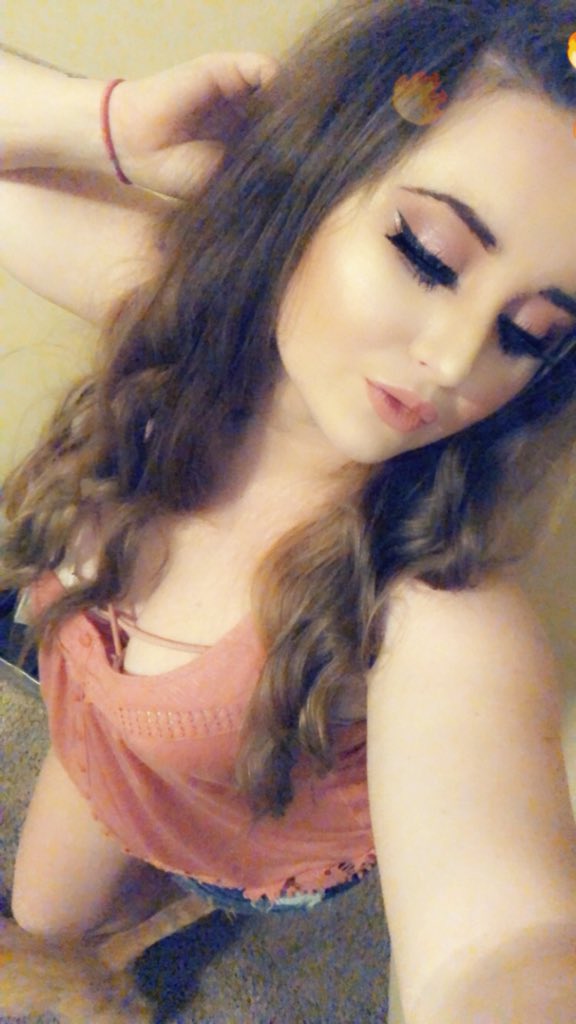 OnSumRealSht's tweet photo. “You probably think that you are better now, better now
You only say that 'cause I'm not around, not around”
#postmalone #betternow #selfie #curlyhair #makeup #wingedliner https://t.co/SlU0NtlIwp