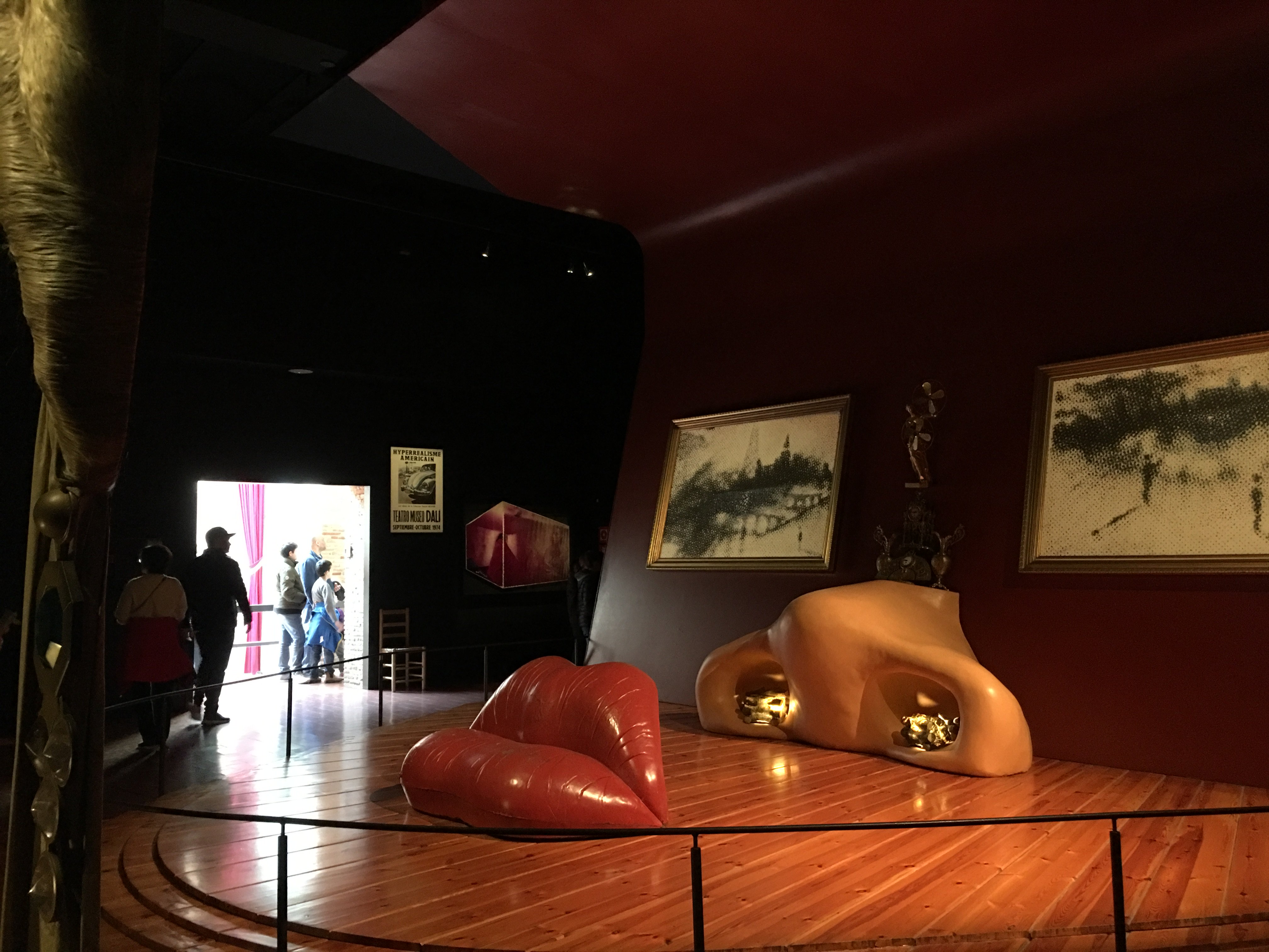 Jalpak そして ダリ美術館 で有名なのが 女優メイ ウエストの部屋 これはソファのある部屋が レンズを通してみると顔になるというユニークな場所 ダリのこだわりが伝わってくる フォトジェニック なお部屋です コンダクターと行く スペイン