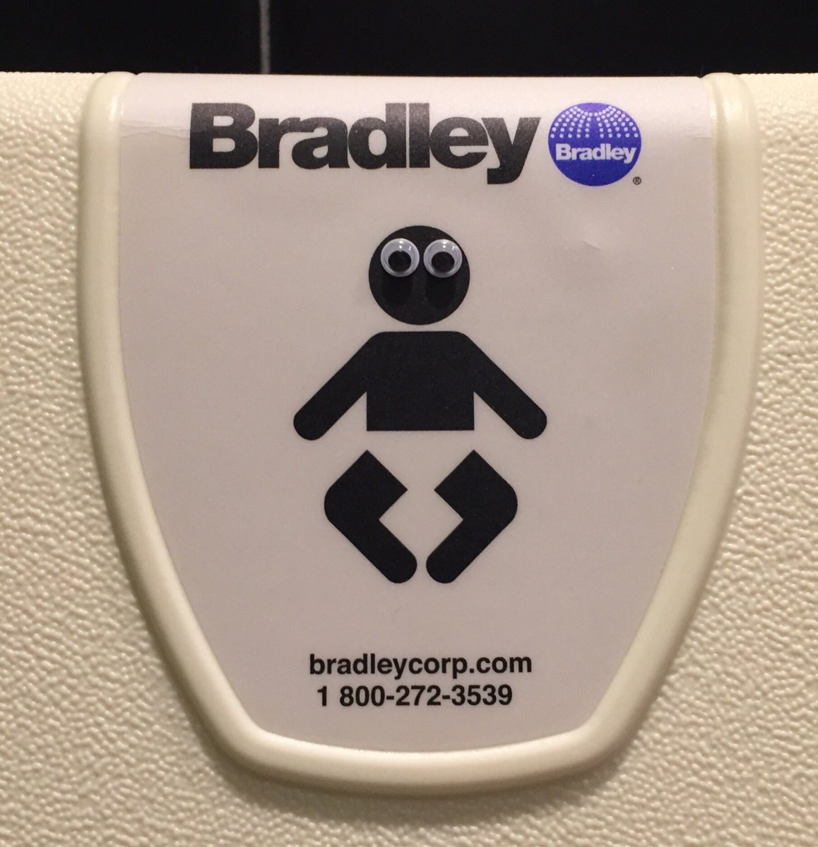 googlyeyesworld's tweet photo. #Googlyeyes at the @bradleycorp changing table @DailyKitchenBar in @ilovecarytown @VisitRichmond https://t.co/4rttsabsxk