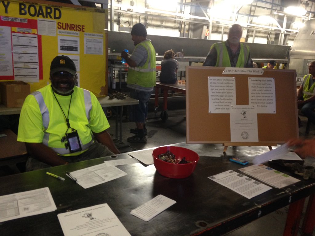 HoffartDan's tweet photo. #caughtsafely Dwight Stevenson conducting his wellness activity educating people with smart phone apps!!@luke_brwnldr @UPSGatewayDEN @SchmitSeth @DesertMTUPSers https://t.co/6SVrxCrEa3