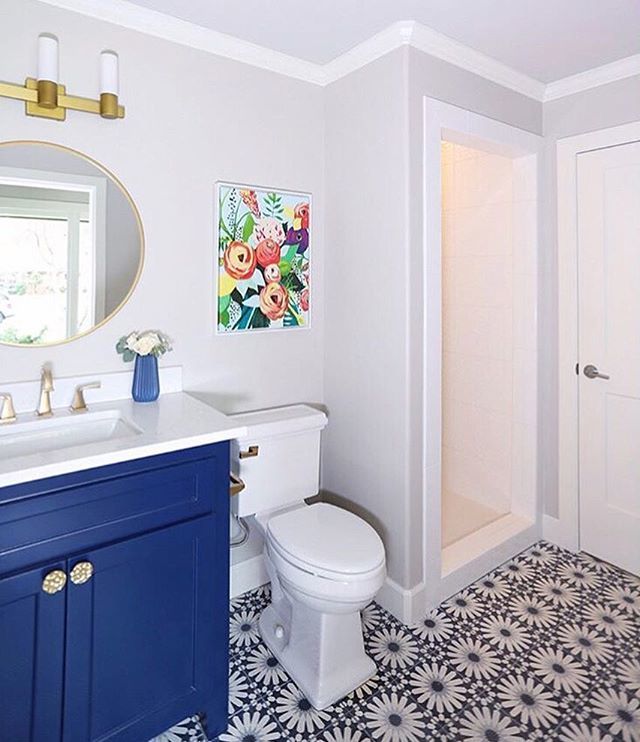 This bathroom just makes us so HAPPY 🤗. Cheers to the almost weekend!! Repost/Design: @jenniferstricklerdesign  @annsacks_dal ift.tt/2vuZZK7