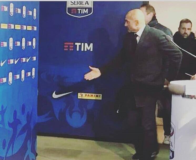 scar15385's tweet photo. Spalletti che accoglie il nuovo acquisto Arturo Vidal 🤝 https://t.co/nL7kOoUv73