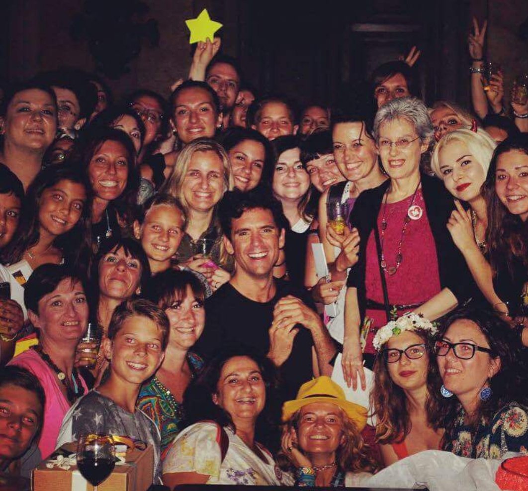 MikaItalianFans's tweet photo. Non potevamo non salutare questa giornata con il pensiero all'ultima tappa del Tour di @mikasounds #Cernobbio2016 lì ci lasciavamo un po' tutti dopo tante esperienze vissute insieme e le sue parole sul finale per il #FandomUnito di ieri e di oggi sono tutte per Noi #Mikafans ❤️ https://t.co/yXhJLw49vM