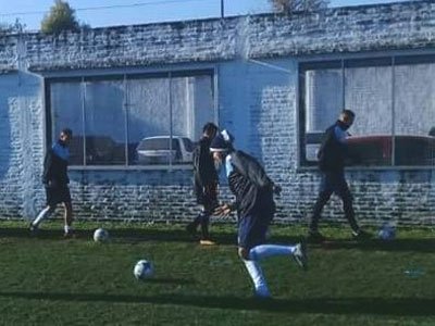 diarioDQ's tweet photo. #Futbol | El @mate_cito @elmateoficial, que sigue mejorando su nivel, empató en otro amistoso con @SacachispasOK en Soldati. #VaTomandoForma #DeportesEnQuilmes

Leé más en: https://t.co/9qjnF4tpOa https://t.co/mvuPv66WHW