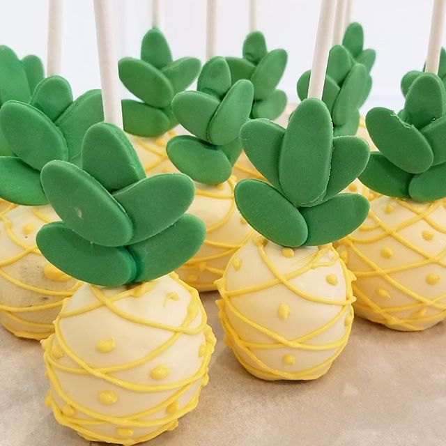 HalfBakedCo's tweet photo. Pineapple #cakepops anyone?! #pineapplecakepops #halfbaked #halfbakedco #burbankbakery #customcakepops 🍍 https://t.co/EZC6FdCMEA https://t.co/3xt7HiwqHd