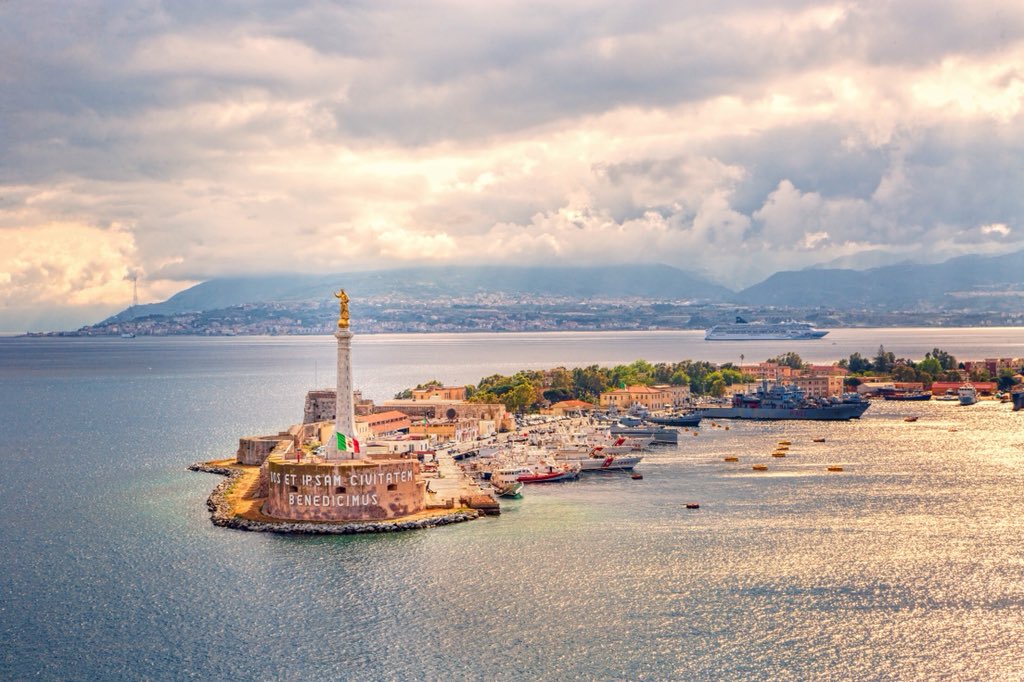 Port of Messina
#messina #sicily #italy #italia #europe #straightofmessina #mediterranean #travelphotography #travel #explore #discovernewplaces #discover #landscape #canon #canonphotography #foto #fotografia