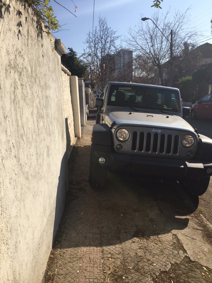 Alberto Escobar d <a href="/Automovil_Club/">Automóvil Club de Chile</a> cuanta razón sobre automovilistas motorizados Chilenos que son unos analfabetos Viales como también una desgracia para el espacio publico,esta tarde en <a href="/MuniNunoa/">Municipalidad de Ñuñoa</a> en barrio del <a href="/peyorestaurante/">Restaurante Don Peyo</a> vulnerada vereda peatonal sin asco😡donde caminamos?