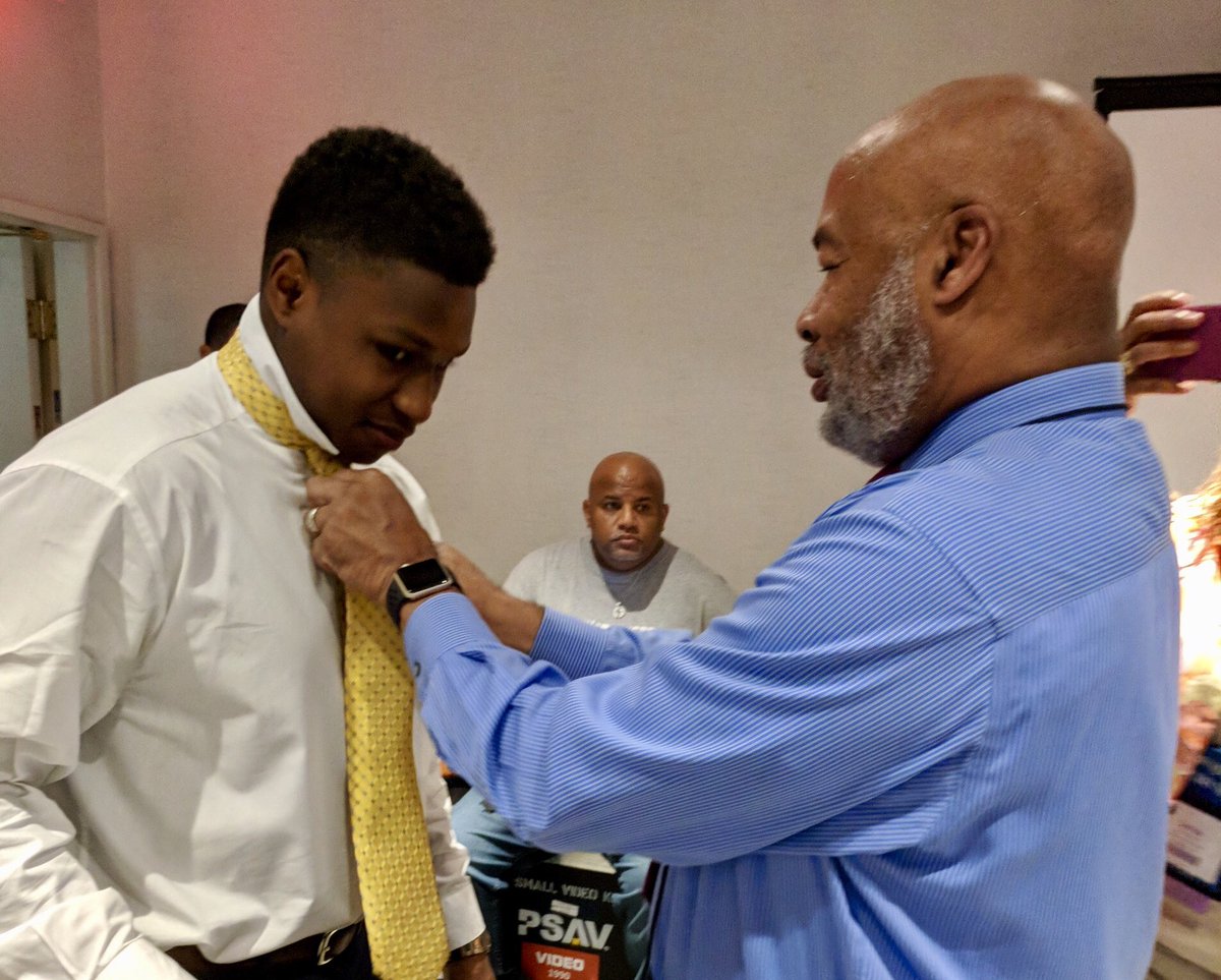 AnthonyABC11's tweet photo. Here’s how my week away from @ABC11_WTVD is spent, as a #NationalAssociationOfBlackJournalists mentor to @NABJSTUDENTS covering the @NABJ convention in Detroit. Professionals help the aspiring journalists w/writing & ties as needed! #nabjmonitor #nabj18 https://t.co/qjCsHq9Cge