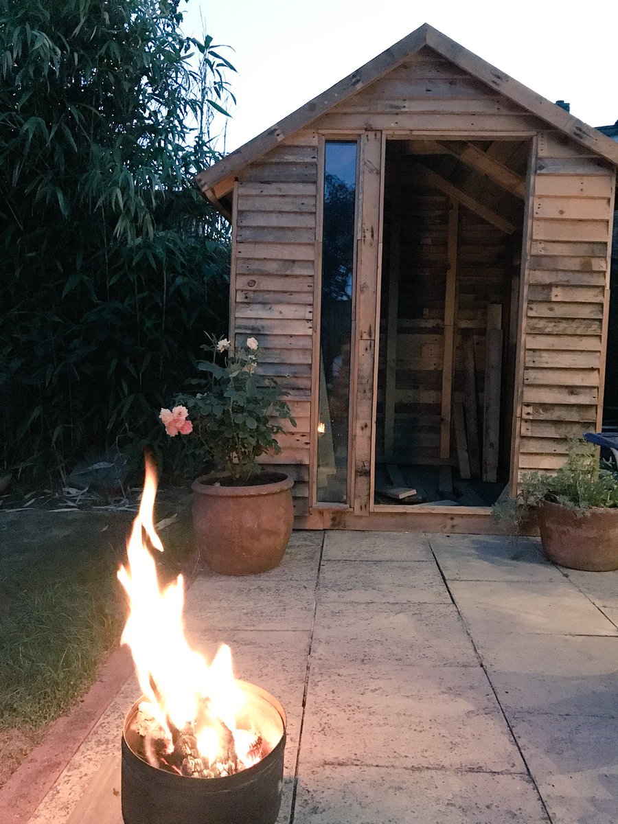 joe_r_harris's tweet image. Palletshed progress and a wee fire #recycling #upcycled #WhatToDoWithAllThosePallets