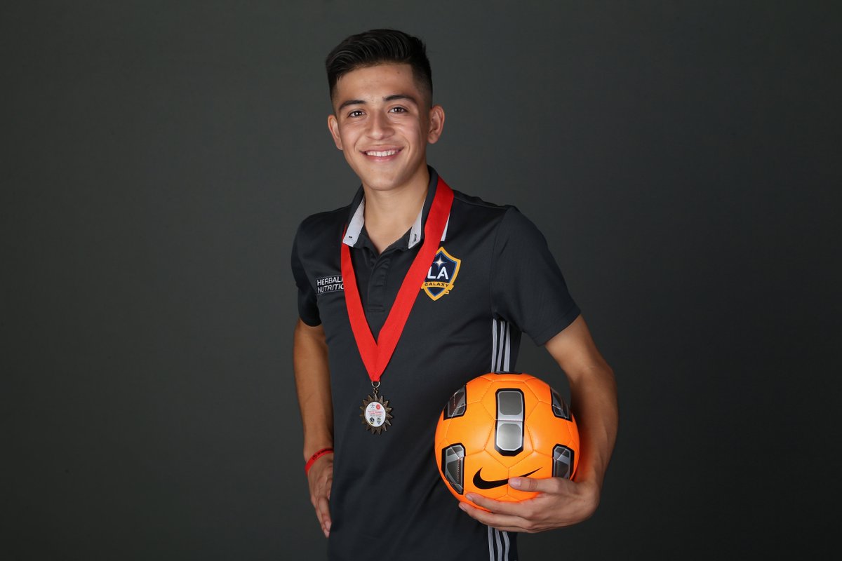 LA84Foundation's tweet photo. Meet Rafael! Rafael is one of our recent #SAMbassador graduates. He graduated from Huntington Park High School, where he was a part of the soccer team. Give him a 👋 to say hello!
Learn more about our #SAMbassador program: https://t.co/QoSDhM26DR
#PlayForAll #LA84Foundation https://t.co/UIsyj7JMxQ