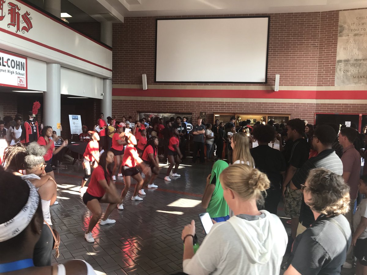 MiriamHarring14's tweet photo. Everyone’s excited about @PearlCohnHS for the 2018-2019 school year.  @MNPSFamilies @MNPSNorthwest @MetroSchools https://t.co/AjJgxZ96Wu