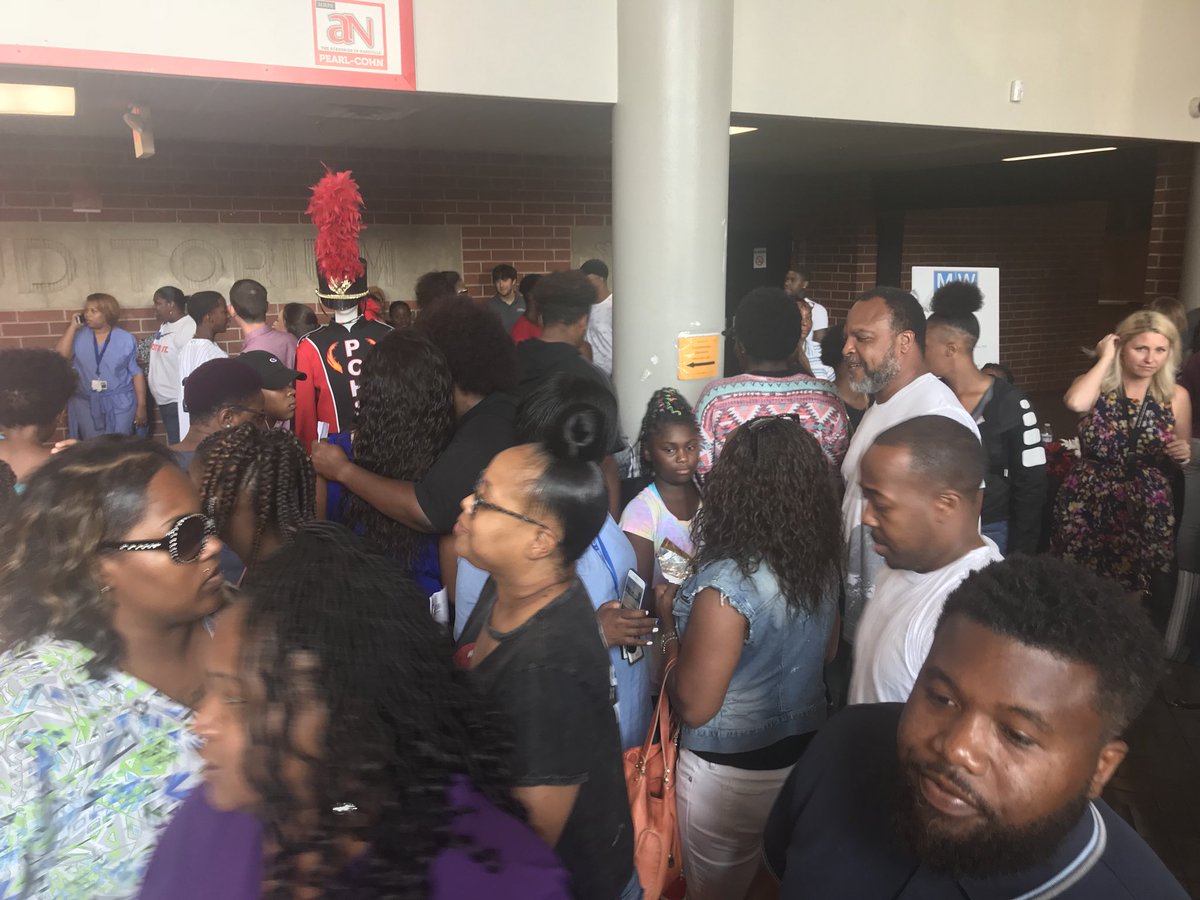 MiriamHarring14's tweet photo. Everyone’s excited about @PearlCohnHS for the 2018-2019 school year.  @MNPSFamilies @MNPSNorthwest @MetroSchools https://t.co/AjJgxZ96Wu