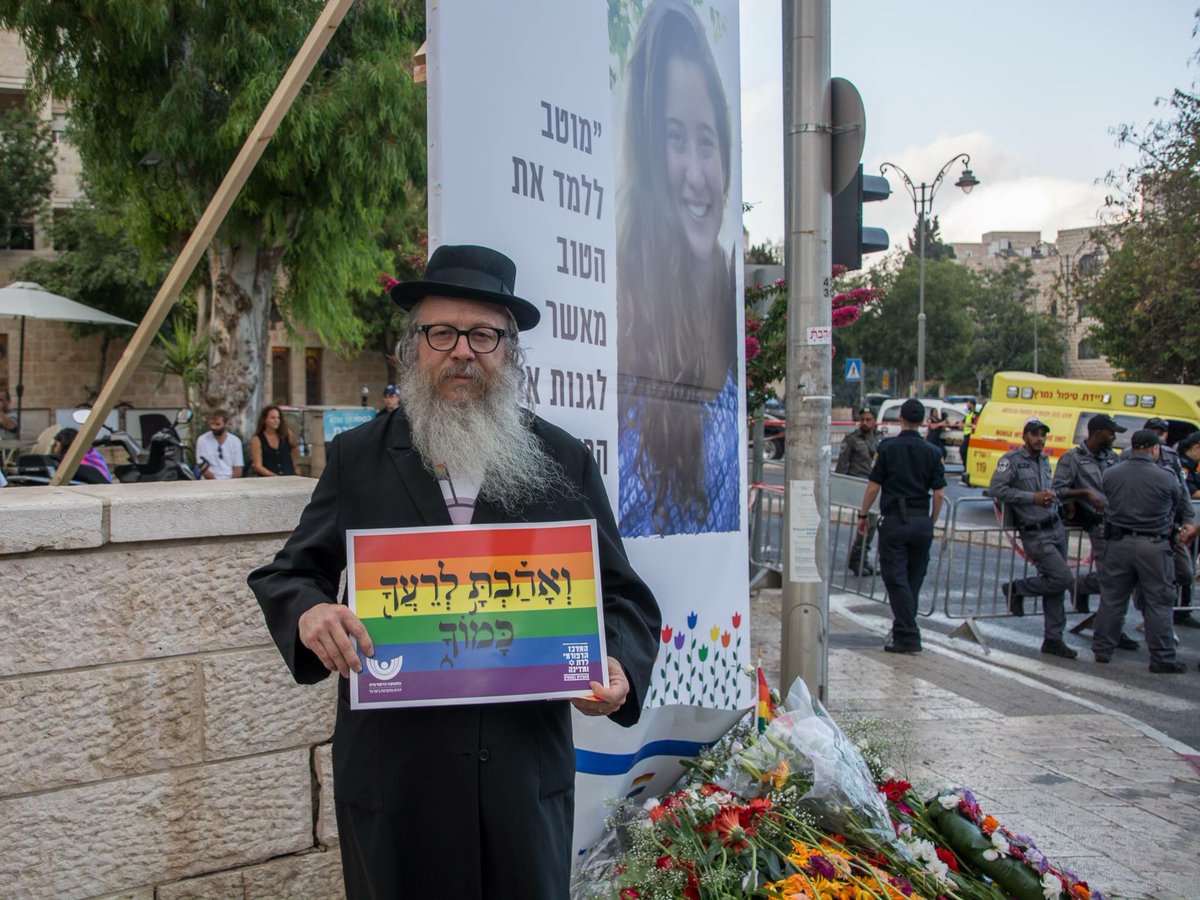 Today we remember what is truly important: tolerance &amp; freedom. Our shared values.

📷 was taken at today’s #Jerusalem #Pride 🏳️‍🌈 where a teen girl was murdered 3 yrs ago. The sign quotes the Bible: “And you shall love your neighbor as yourself.”
📷: <a href="/oferkeidar/">Ofer Keidar //🏳️‍🌈 עפר קידר</a> via <a href="/Reshettv/">רשת</a>