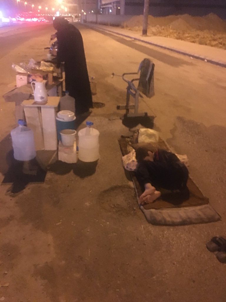saltoub's tweet photo. امرأة كبيرة بالسن وولدها مريض تبيع شاهي جمر وقهوة على طريق التخصصي امتداد الثمامه باتجاه الشرق قبل طريق عثمان بن عفان مقابل مكتبة جرير تجي للمكان هذا من بعد صلاة العصر إلى آذان الفجر يومياً اول مرا اطلبكم ادعموها واللي مايقدر يشتري منها ينشر لها للتنويه مستأذنينها بالتصوير https://t.co/5nhyMvBSL4