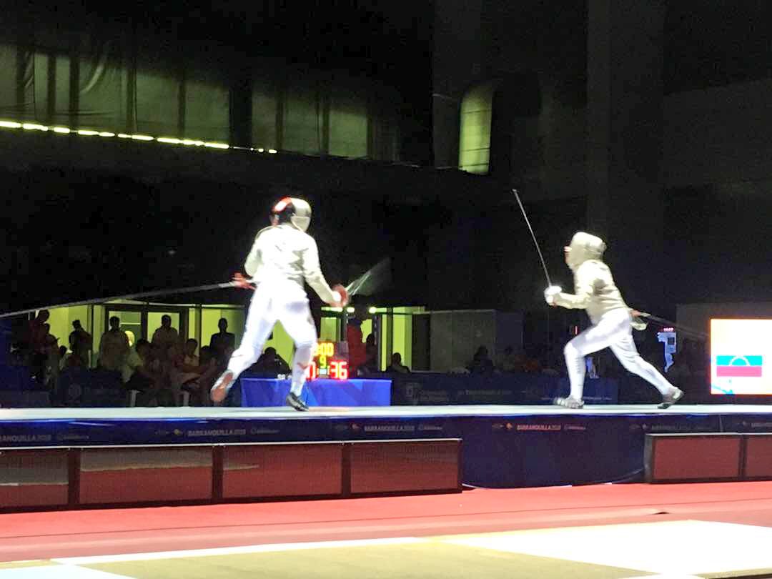 pinfantea's tweet photo. ¡Medalla de Oro para Venezuela! 🥇🇻🇪🙌🏽
 
Nuestras guerreras del equipo de sable de esgrima 🤺 💪🏽🔥

Milagros Pastran
Shia Rodríguez
Yornelys Velásquez 
Isis Gimemez 

Vencieron a Colombia en la final 45-42

¡Grande CAMPEONAS! ❤️🇻🇪👏🏽 #VzlaEnBquilla2018 https://t.co/VO5BpOuOQd