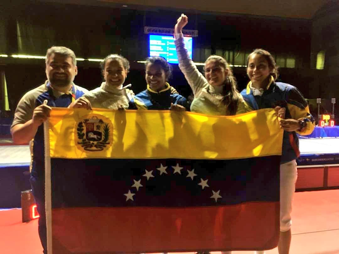 pinfantea's tweet photo. ¡Medalla de Oro para Venezuela! 🥇🇻🇪🙌🏽
 
Nuestras guerreras del equipo de sable de esgrima 🤺 💪🏽🔥

Milagros Pastran
Shia Rodríguez
Yornelys Velásquez 
Isis Gimemez 

Vencieron a Colombia en la final 45-42

¡Grande CAMPEONAS! ❤️🇻🇪👏🏽 #VzlaEnBquilla2018 https://t.co/VO5BpOuOQd