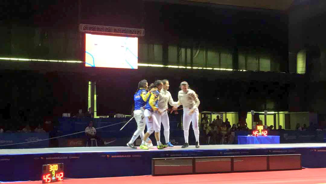 pinfantea's tweet photo. ¡Medalla de Oro para Venezuela! 🥇🇻🇪🙌🏽
 
Nuestras guerreras del equipo de sable de esgrima 🤺 💪🏽🔥

Milagros Pastran
Shia Rodríguez
Yornelys Velásquez 
Isis Gimemez 

Vencieron a Colombia en la final 45-42

¡Grande CAMPEONAS! ❤️🇻🇪👏🏽 #VzlaEnBquilla2018 https://t.co/VO5BpOuOQd