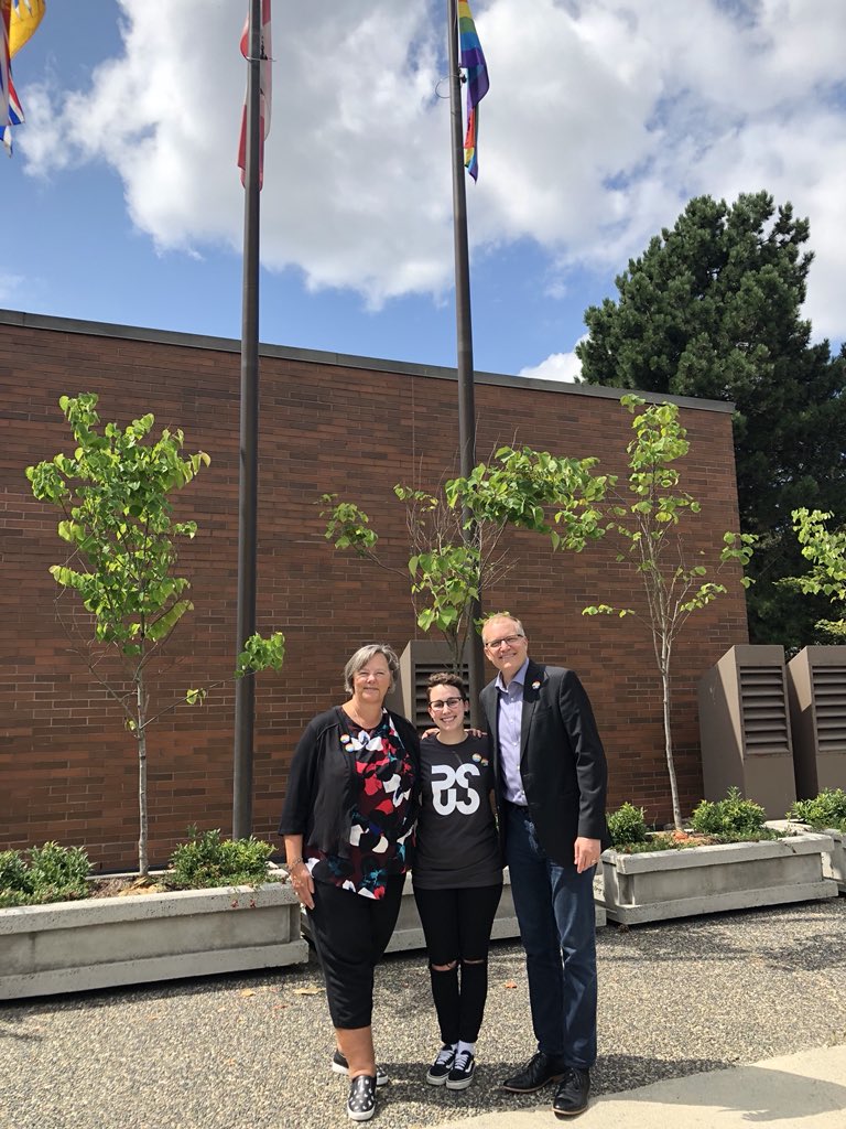 TheDSU6's tweet photo. Thank you @MPJulian @newwestpride for joining us at our #PRIDE flag raising @douglascollege #newwest - we honour &amp; celebrate the activists &amp; trailblazers who have paved to way to make pride what it is today 🌈🙌🏻 https://t.co/cAJ3B2yJTl